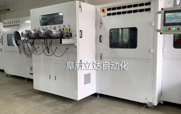 PJ-8八槍雙面自動(dòng)噴金機(jī)具有自動(dòng)除塵、智能雙面、整潔美觀、運(yùn)行穩(wěn)定的特點(diǎn)，阜新立達(dá)自動(dòng)化裝備有限公司